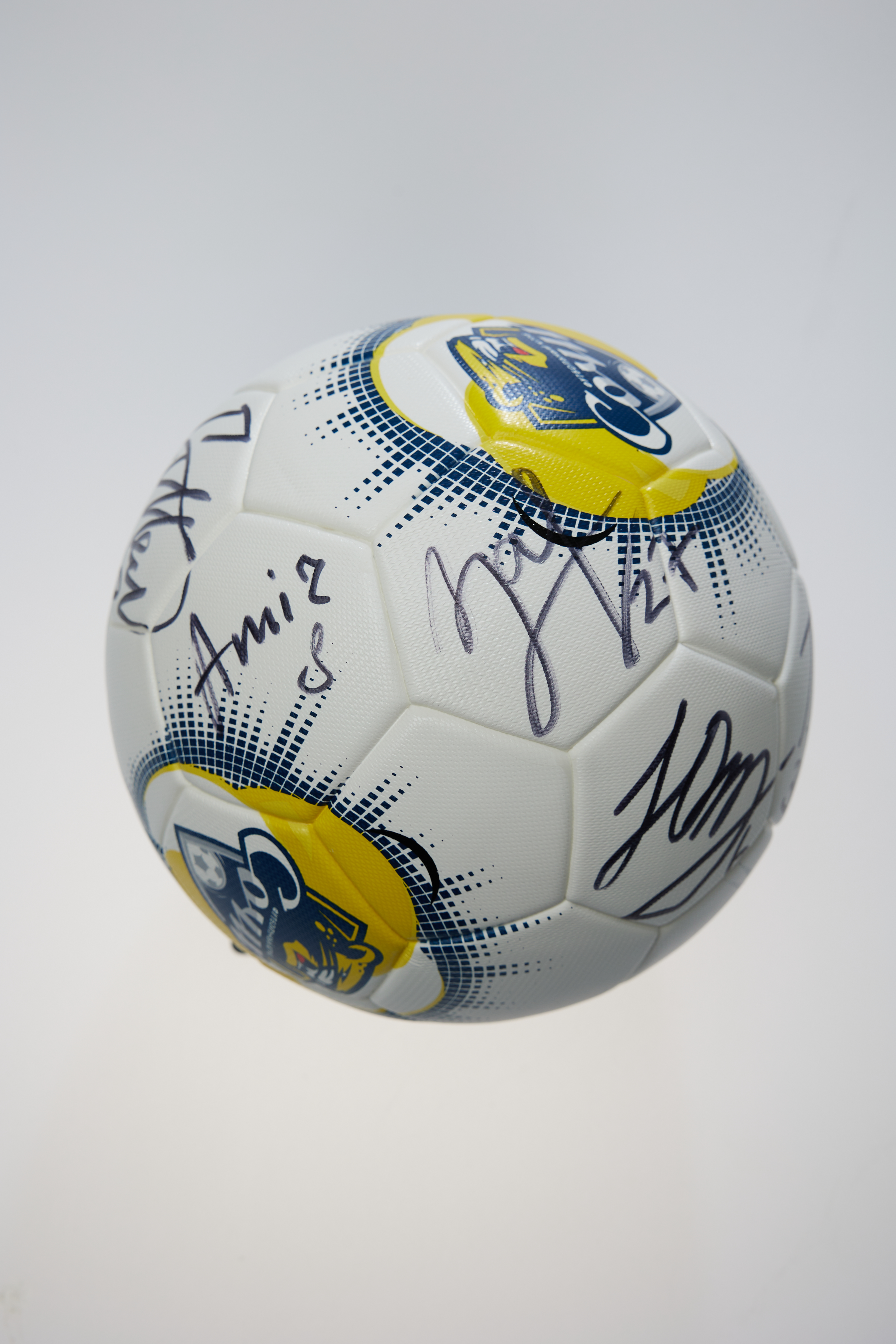 Мяч футбольный с логотипом «ФК Сочи» с подписями футболистов