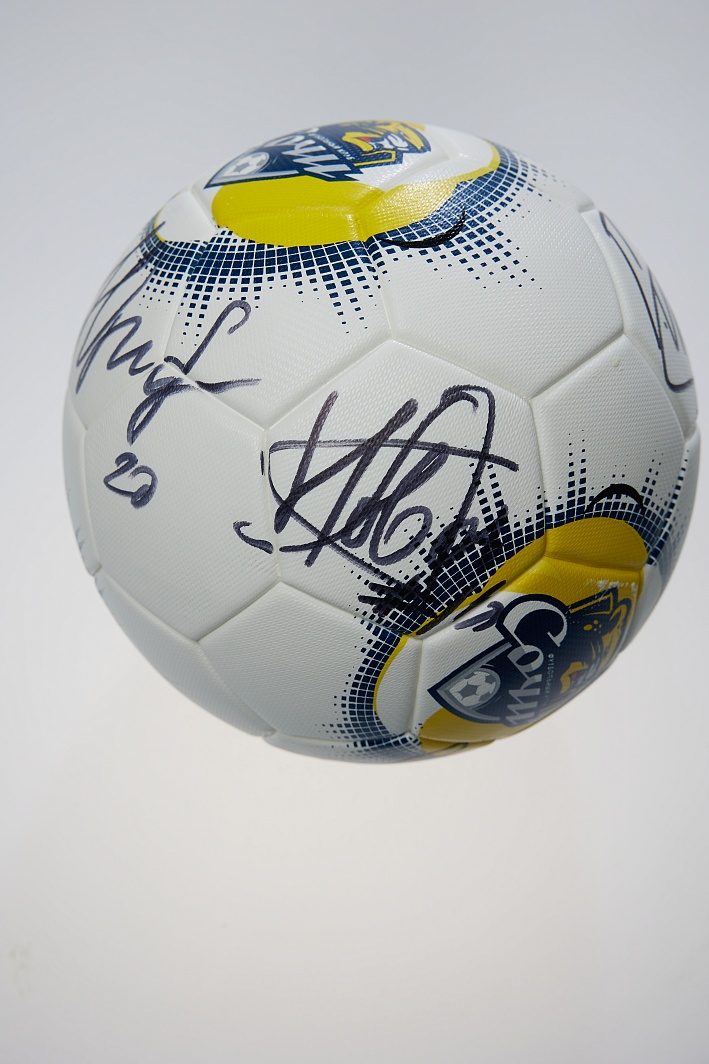 Мяч футбольный с логотипом «ФК Сочи» с подписями футболистов